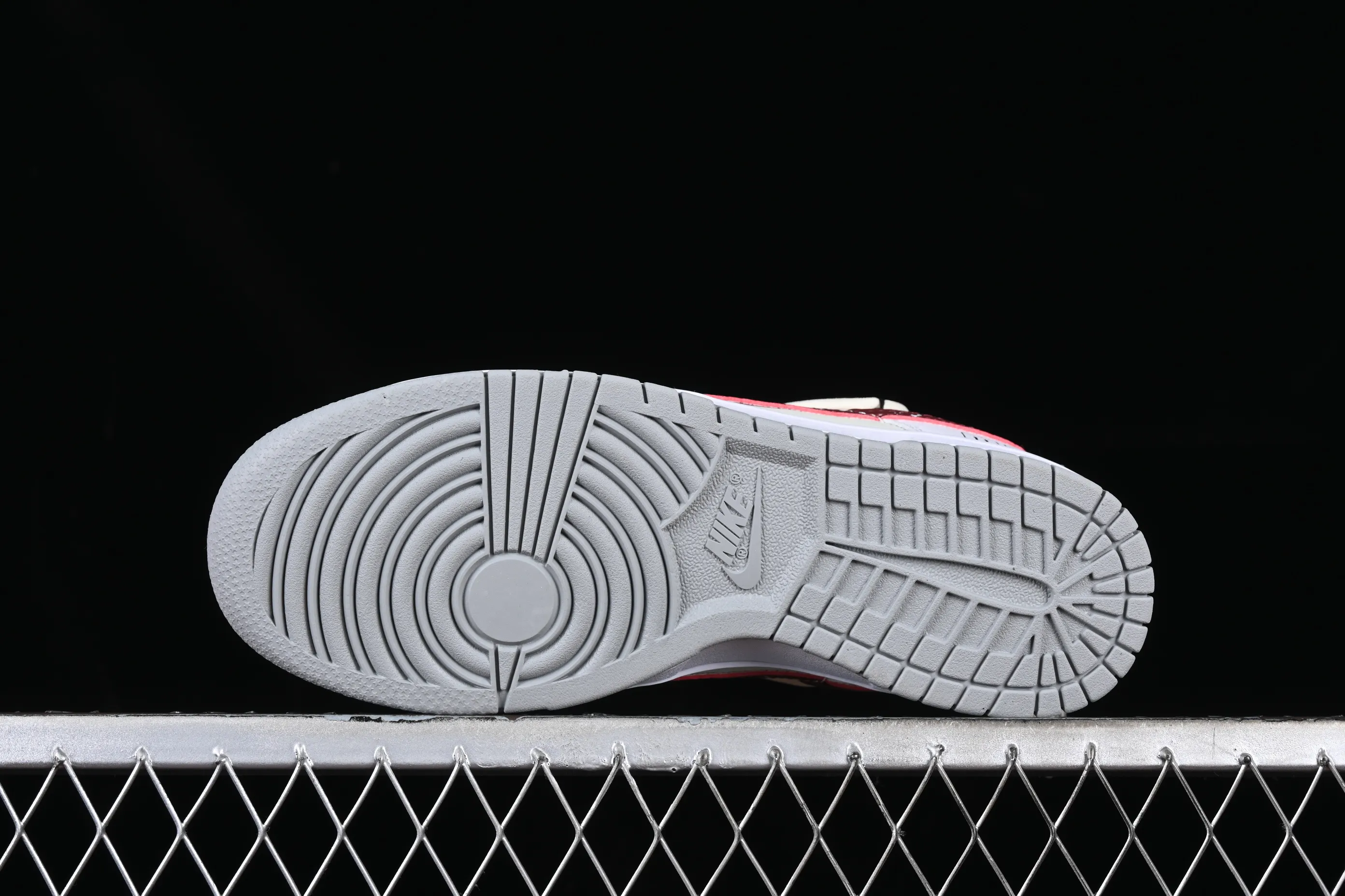 All Categories Nk SB Dunk Series Nk SB Dunk Low Low-top sneakers Nk Dunk Low Travel high-street style SB strappy low-top casual sneakers DH9765-102